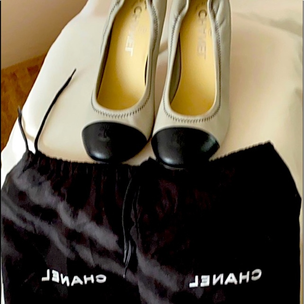 Chanel pumps classic cream and black.